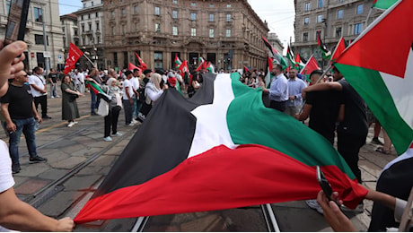 Milano, manifestazione per la Palestina in piazza Cordusio