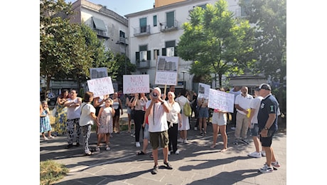Casoria, proteste in piazza Cirillo: “Non abbattete le nostre case”