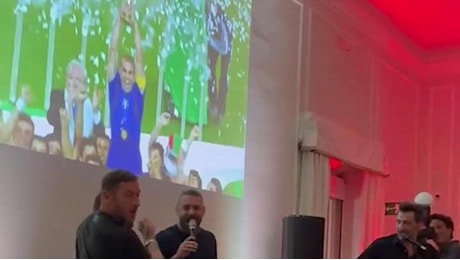 Karaoke Totti-De Rossi-Pirlo alla cena Mondiale: Ci vorrebbe un amico. Presenti tutti i campioni del mondo 2006