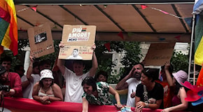 Elly Schlein al Pride di Milano: Giorgia Meloni attacca i giornalisti invece dei suoi giovani