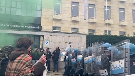 Corteo studenti a Torino, insulti a Valditara e uova contro la polizia