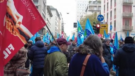 In migliaia in piazza per lo sciopero generale CISL UIL a Milano, le immagini