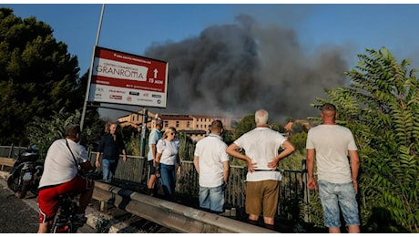 Incendi a Roma, fumo irrespirabile. L'Ordine dei medici: «Tenete finestre chiuse e aria condizionata spenta»
