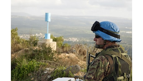 Libano, ancora spari da Israele sulle basi Unifil: feriti due caschi blu dell’Onu, uno è grave