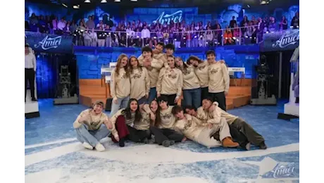 Amici 2025: La Semifinale di Stasera su Canale 5 con Ospiti Musicali e Novità nel Regolamento