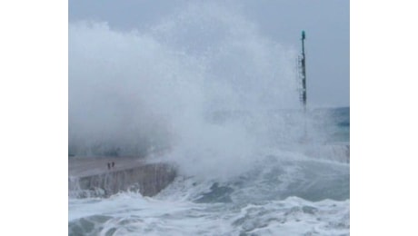 Mareggiata in Liguria, primi danni a Sestri Levante