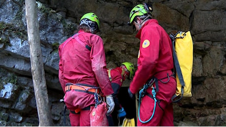 Una gigantesca macchina dei soccorsi e la corsa contro il tempo per salvare la speleologa Ottavia Piana