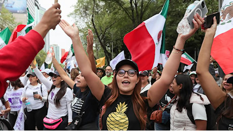 Messico, Senato invaso da manifestanti per riforma giustizia