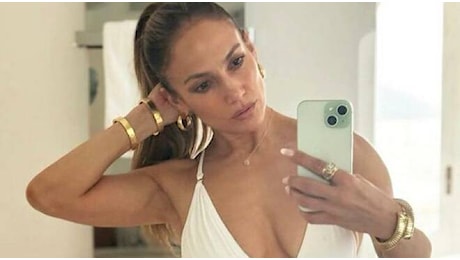 La Popstar Jennifer Lopez compie 55 anni e posta sui social la foto a Villa Treville a Positano