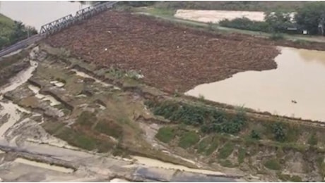 Torna l’incubo in Emilia-Romagna. Allerta rossa, città blindate. Diga di tronchi solleva un caso