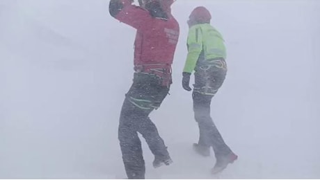 Escursionisti bloccati sul Gran Sasso: sospese le ricerche per neve e vento forte