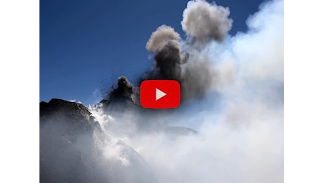 Meteo: Etna, forte eruzione con esplosioni e colata lavica, il video