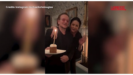 Bono Vox canta Happy Birthday per il compleanno di Michael Douglas. Il frontman degli U2 abbracciato a Catherine Zeta-Jones VIDEO