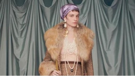 Turbanti, perle e ricerca d'archivio: i primi look della collezione di Valentino di Alessandro Michele