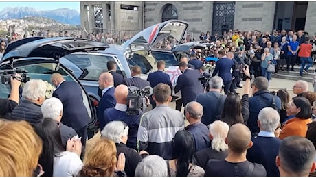 Strage di Nuoro, è il giorno dei funerali: tre bare bianche e su quella di Francesco la bandiera dei 4 Mori