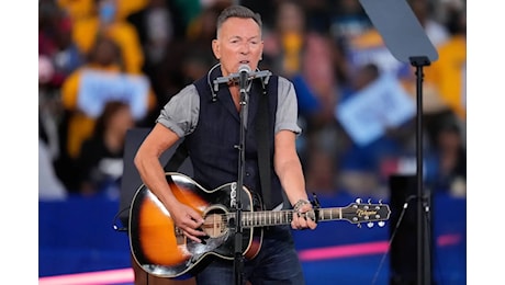 Bruce Springsteen ha cantato per Kamala Harris: «Trump si candida per diventare un tiranno americano»