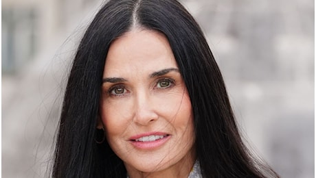 Demi Moore è la 60enne più elegante di Hollywood: il look casual tutto da copiare