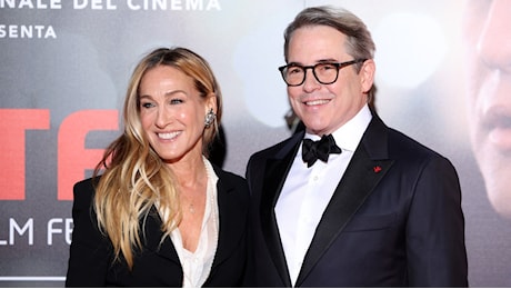 Sarah Jessica Parker al Torino Film Festival 2024 celebra lo stile classico italiano con la borsa Gucci