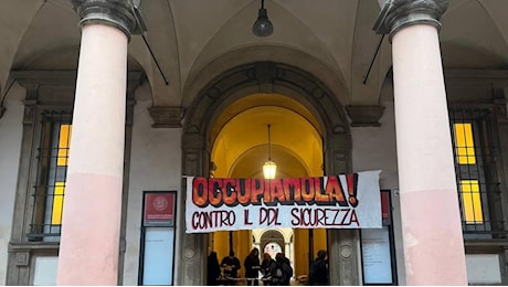 Bologna, i collettivi universitari occupano la facoltà di Scienze politiche contro il decreto sicurezza