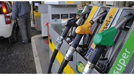 Prezzo della benzina ancora in calo: self a 1,789 euro al litro. Diesel a 1,665 euro al litro