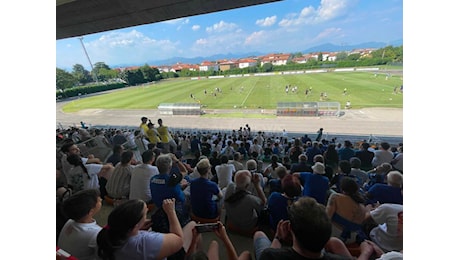 Atalanta, l’abbraccio dei 1.500 a Zanica: Bakker segna da centrocampo