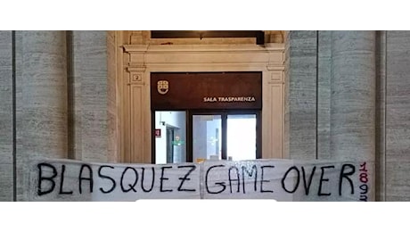 Genoa, tifosi contro l'a.d. Blazquez: striscione di protesta davanti al Palazzo della Regione