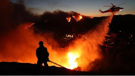 Colline in fiamme a Los Angeles. I vigili del fuoco: “Non riusciamo a contenere il fuoco”