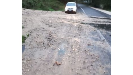 Esondazione di un torrente chiusa la strada Sambucetole - Castel dell'Aquila