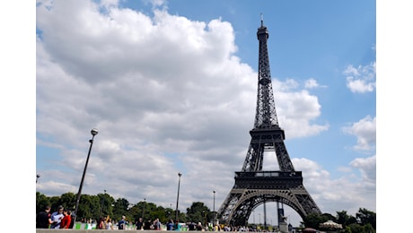 Incendio nell’ascensore della Torre Eiffel a Parigi, evacuati turisti e passanti