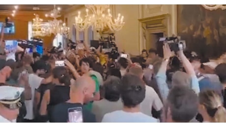 Venezia, dopo l'inchiesta centri sociali e attivisti assaltano il palazzo del Comune