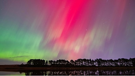 L’aurora boreale nel cielo italiano, le immagini dello spettacolo di luci