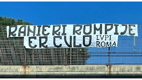 Striscione a Roma, arriva Ranieri ma il clima resta teso tra tifosi e squadra | FOTO