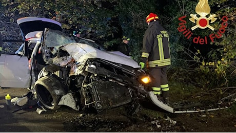 Auto con cinque giovani si schianta contro un albero: morto il 17enne Domenico Alabastro, quattro feriti