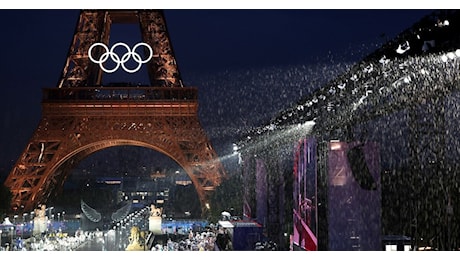 Parigi 2024, la cerimonia di apertura delle Olimpiadi con la Francia sotto attacco. Pioggia battente e grande spettacolo sulla Senna
