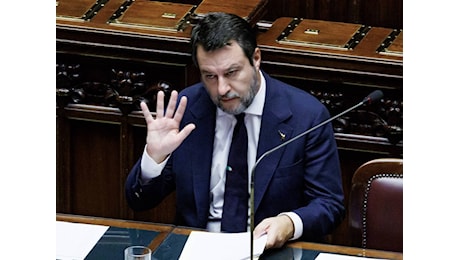 Non vado a piantare chiodi. Salvini zittisce la sinistra sul caos treni