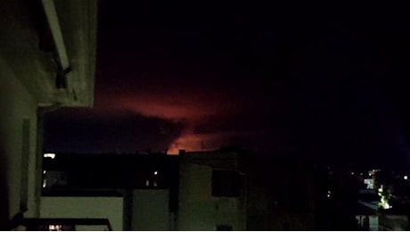 Abruzzo, brucia ditta di solventi nel Teramano: la nube nel cielo notturno di Pescara