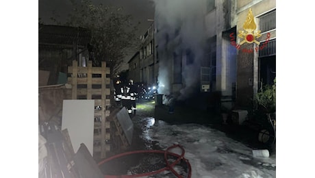 Violento incendio nella notte in via Pedroni a Milano: fiamme e fumo da una officina, dieci persone evacuate