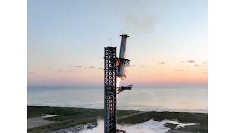 Elon Musk trionfa ancora: spettacolare 'abbraccio' del razzo 'Super Heavy' - Video