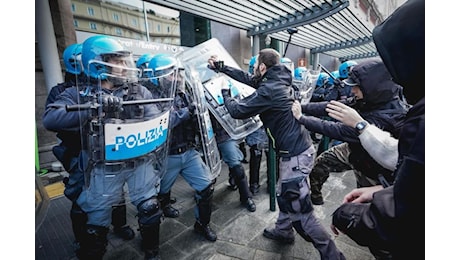 A Torino arrivano anche gli antagonisti. Scontri con la polizia