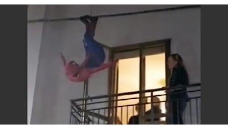 San Giovanni Rotondo, vestito da Spiderman si cala sul balcone della fidanzata per la serenata