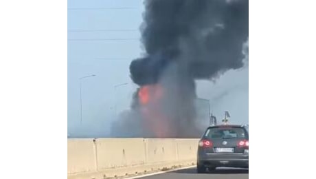 Tamponamento tra auto e camion nel raccordo di Casalecchio: un morto