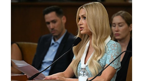 Paris Hilton chiede al Congresso di migliorare l'assistenza infantile. E racconta gli abusi sessuali