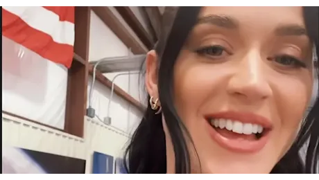 Katy Perry: “Volare nello Spazio? È stata l’esperienza più significativa della mia vita dopo la maternità, ti cambia. Ti senti piccola, eppure collegata a tutto“