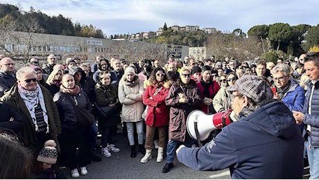 Partiti divisi: Il ministro Urso in Parlamento