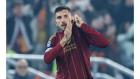 FOTO - Pellegrini segna e indica lo stemma della Roma: l'esultanza del capitano