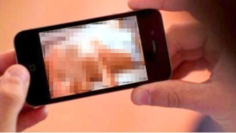 Brescia, arrestato per pedopornografia un insegnante di religione: immagini esplicite sul cellulare di una allieva