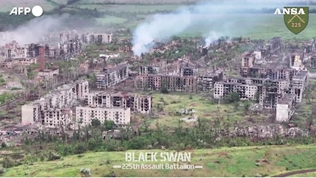 Ucraina, la città di Chasiv Yar distrutta dai bombardamenti russi: le immagini dal drone