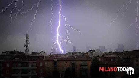 Fulmini, vento e pioggia: violento temporale su Milano