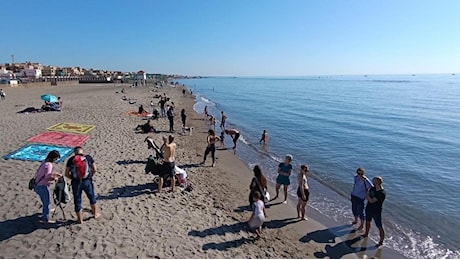 Sole e caldo, da Ostia a Fregene spiagge piene e bagni in mare nel giorno di Ognissanti