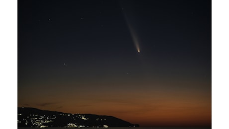 Lo straordinario spettacolo della Cometa C/2023 A3 Tsuchinshan-ATLAS tra Calabria e Sicilia: che meraviglia sulle Eolie | GALLERY